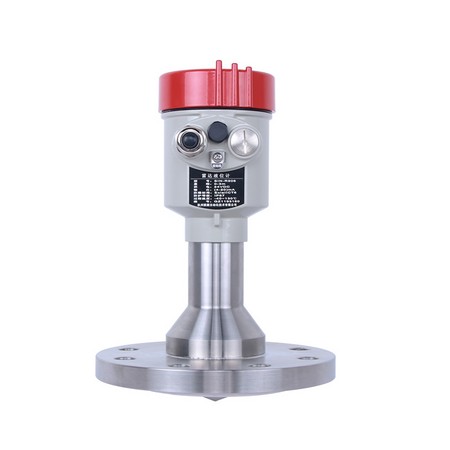 Compact pressure transmitter for differential pressure and