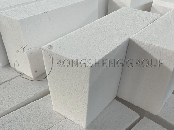 Briques en aluminosilicate de haute pureté pour conférer isolation et durabilité