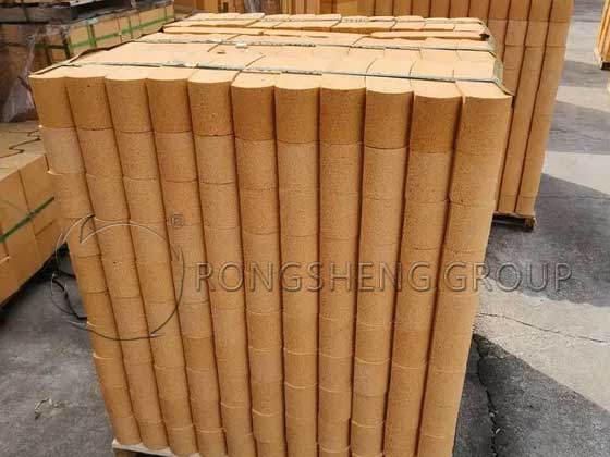 https://shmuker.oss-cn-hangzhou.aliyuncs.com/data/oss/60e819f0790f5527ee3d7557/60ee491677a41e157184c1dc/20250528114827/High-Alumina-Arc-Ladle-Brick.jpg