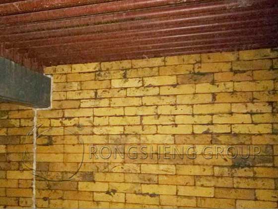 Revestimiento de ladrillos con alto contenido de alúmina