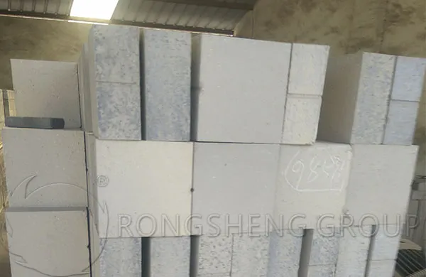 https://shmuker.oss-cn-hangzhou.aliyuncs.com/data/oss/60e819f0790f5527ee3d7557/60ee491677a41e157184c1dc/20250530172530/Phosphate-Bonded-High-Alumina-Brickss.jpg