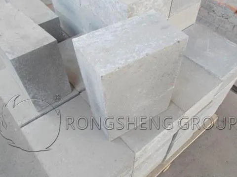 https://shmuker.oss-cn-hangzhou.aliyuncs.com/data/oss/60e819f0790f5527ee3d7557/60ee491677a41e157184c1dc/20250530172530/rongsheng-phosphate-bonded-high-alumina-bricks.jpg