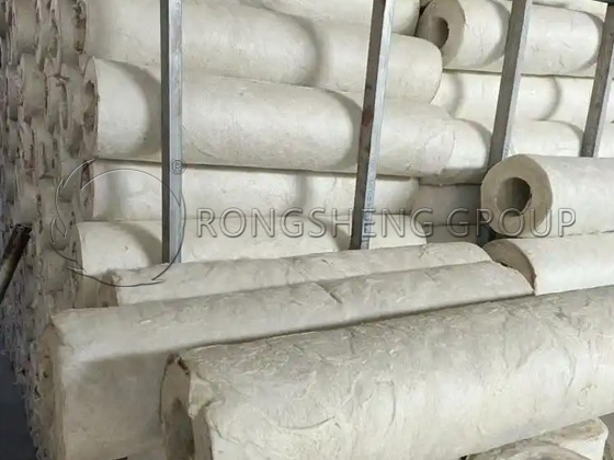 Fibra cerámica de zirconio en uso industrial, mostrando su flexibilidad y bajo peso frente a materiales tradicionales