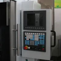 https://shmuker.oss-cn-hangzhou.aliyuncs.com/data/oss/60f057d7801008393c7f3dd7/66a70b5c6ab1dc323153e13a/20240807104654/5-axis-sole-mold-milling-machine-dc6060a-2.jpg