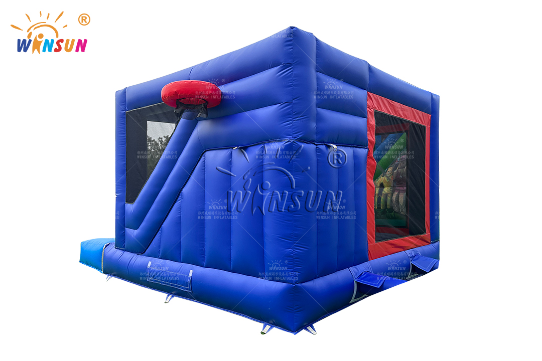 Juego de baloncesto inflable en un parque infantil