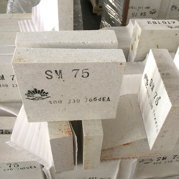 Cross-section of steel furnace lining with layers of optimized refractory bricks