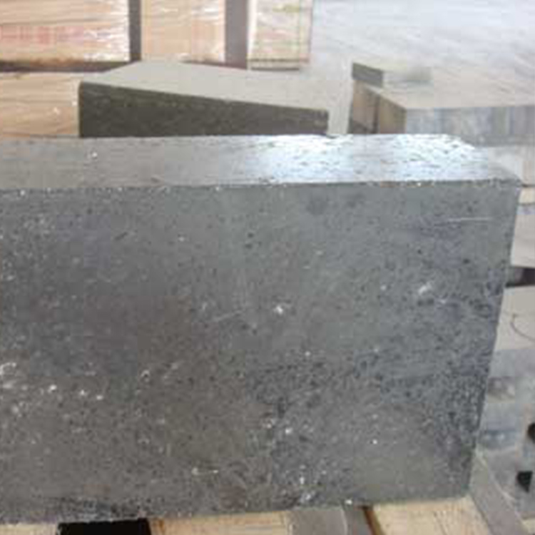 High-performance refractory bricks exhibiting superior thermal shock resistance