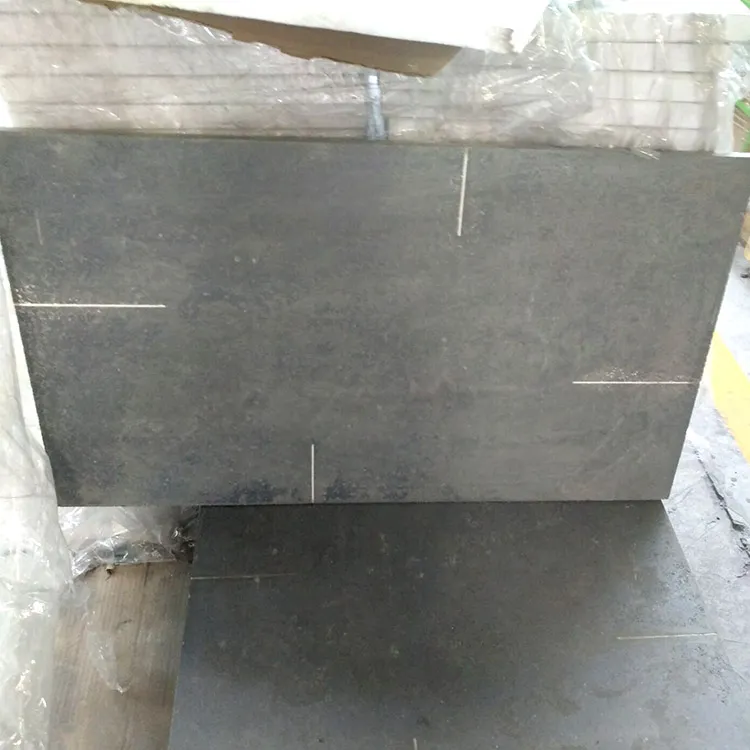 Silicon nitride bonded silicon carbide bricks