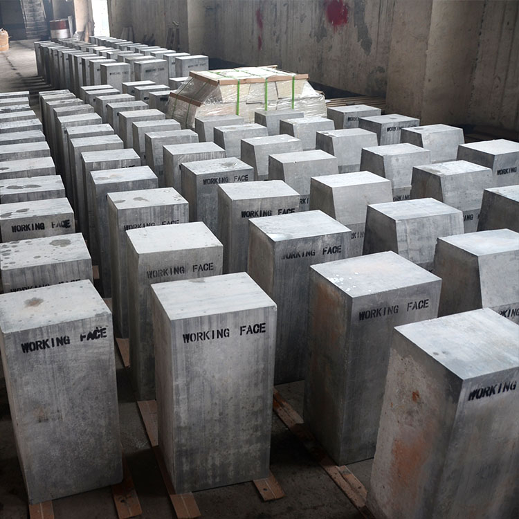 熔窑检修人员正在使用红外热像仪检测AZS块表面温度分布，识别异常热点区域