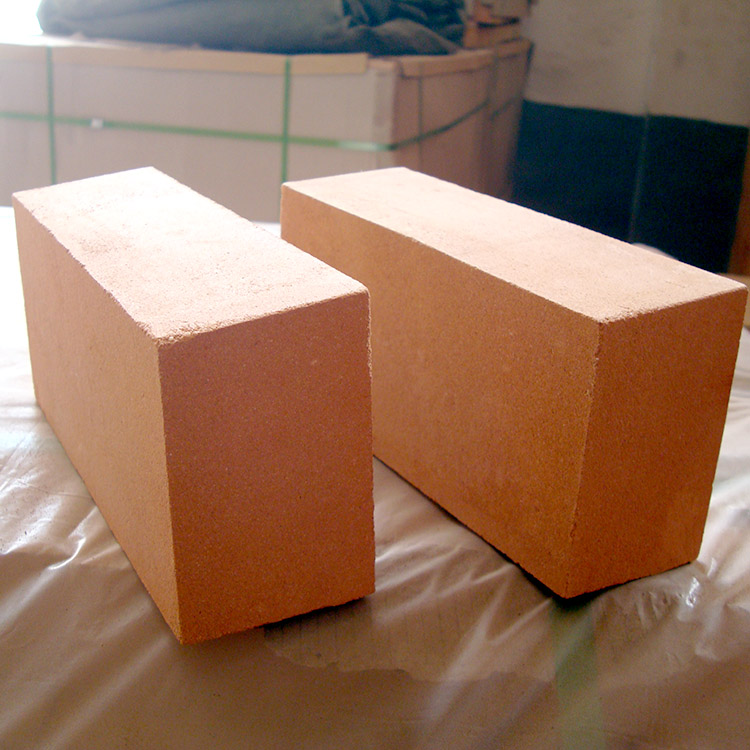 Expansion joint arrangement in insulation brick construction