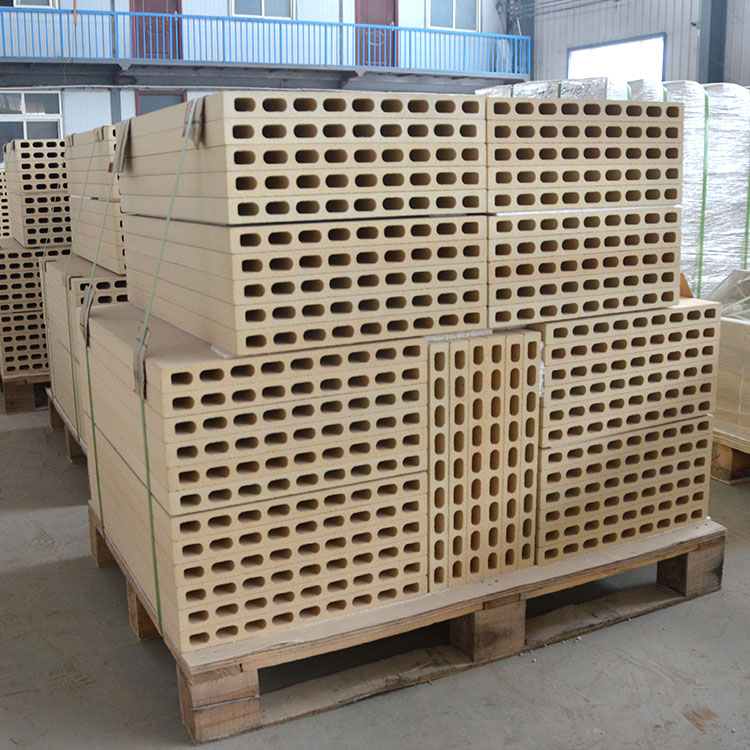 Energy - saving high - temperature furnace with insulation bricks