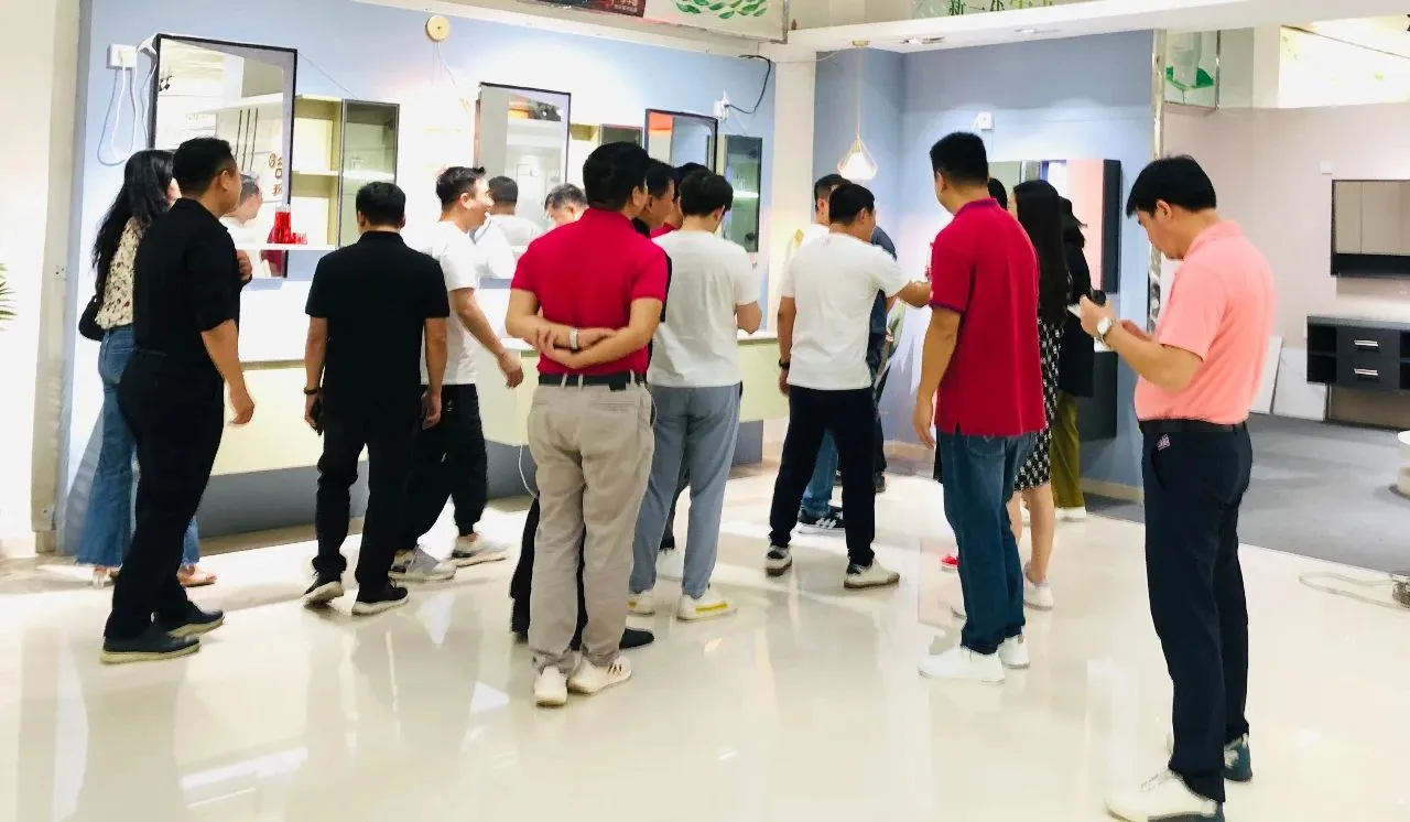 https://shmuker.oss-cn-hangzhou.aliyuncs.com/data/oss/60f05a6c801008393c7f94de/66022ef4c179365bac29c0a4/20240603152401/团队照片2.jpg