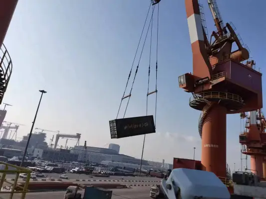 https://shmuker.oss-cn-hangzhou.aliyuncs.com/data/oss/6630849d58252f25c99f2e03/663dd94eb3b78b5159cd8f40/20240617174822/产品运输_集装箱装船.jpg