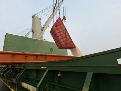 https://shmuker.oss-cn-hangzhou.aliyuncs.com/data/oss/6630849d58252f25c99f2e03/663dd94eb3b78b5159cd8f40/20240819145544/装船照片%20(3).jpg