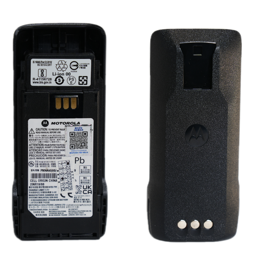 Процесс установки батареи в рацию Motorola