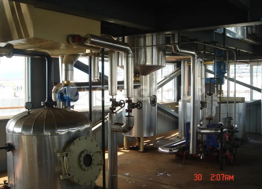 Decolorizing refining pot
