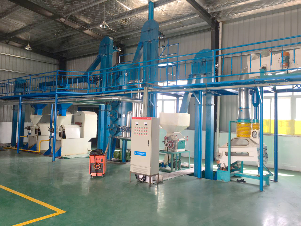 Photo d’une installation industrielle moderne de prétraitement des graines pour huile végétale