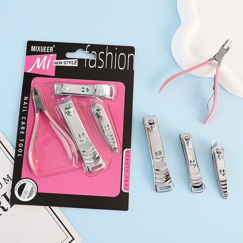 MIXUEER High - Quality Stainless Steel Nail Clipper in use