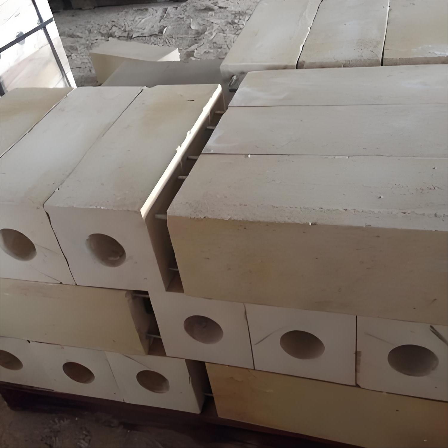 Materiales refractarios de alta alúmina en uso dentro de una instalación industrial.
