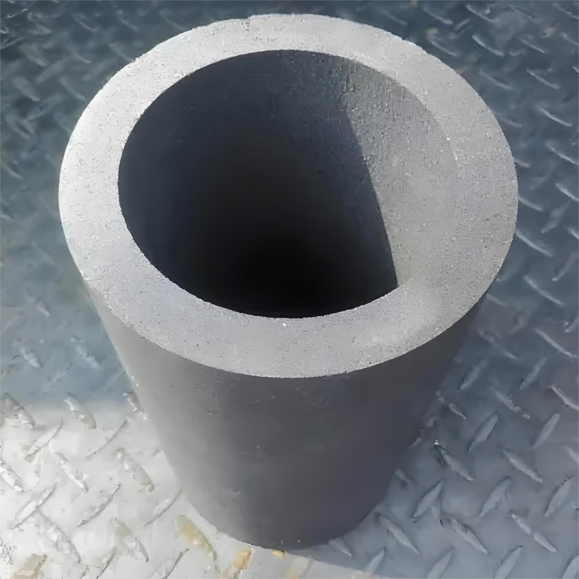 Steel smelting furnace with wear-resistant castable lining